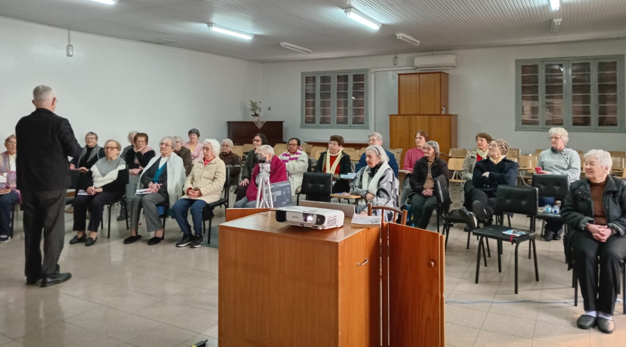 Dom Frei Aloisio Dilli esteve presente no Encontro das Irmãs 60+