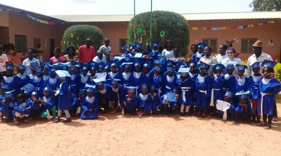 Estudantes do Jardim de Infância Criança Esperança recebem diploma