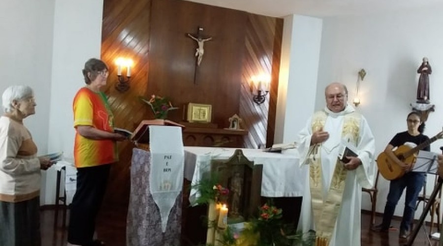 Betânia Madre Clara recebe imagem e relíquia de São Francisco